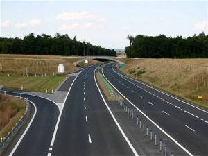 Dlnice D11 m bt do dvou let, se silnic R35 se m zat pt rok